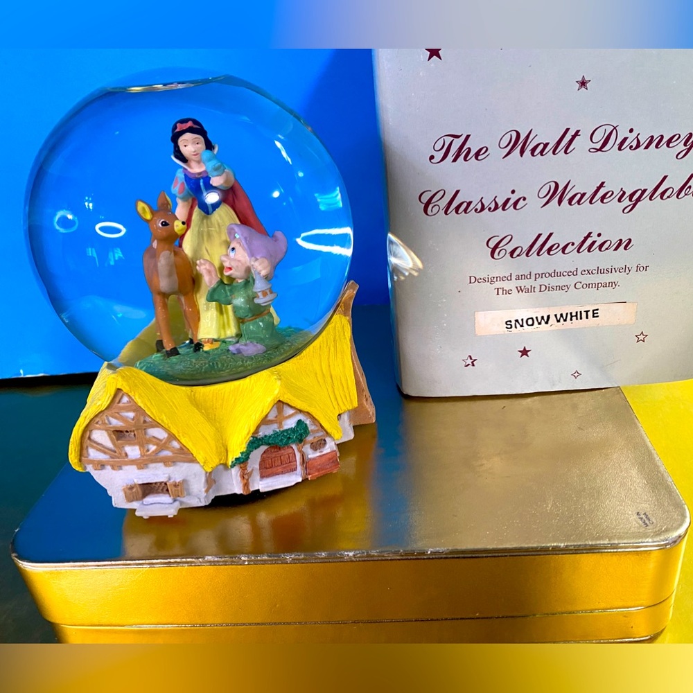 Walt Disney Exclusive 90’s Snow White & Dopey Wind Up Musical Waterglobe RARE
